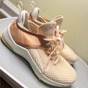 Nike Air Max Bella TR 2. Women  Shoes Size 9.5